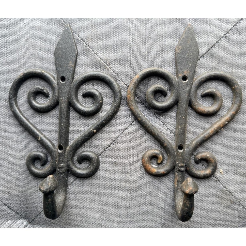 2 Vintage Cast Iron Hooks Wall Hanger Matte Black Rustic USA Heart Scroll (A)